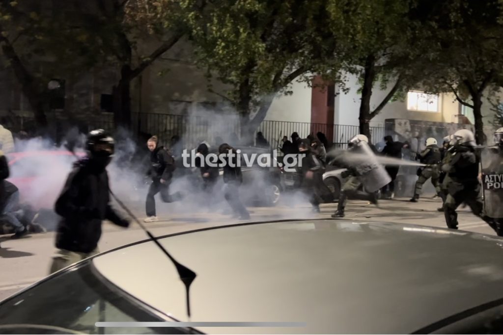 Θεσσαλονίκη: Επεισόδια με δακρυγόνα μεταξύ κουκουλοφόρων και ΜΑΤ έξω από το ΑΠΘ (βίντεο)
