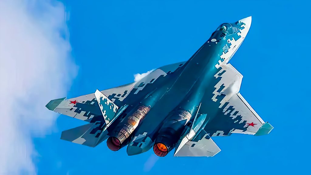 Τα μαχητικά Su-57 θα μπορούν να εκτοξεύουν ένα σμήνος από μίνι μη επανδρωμένα αεροσκάφη