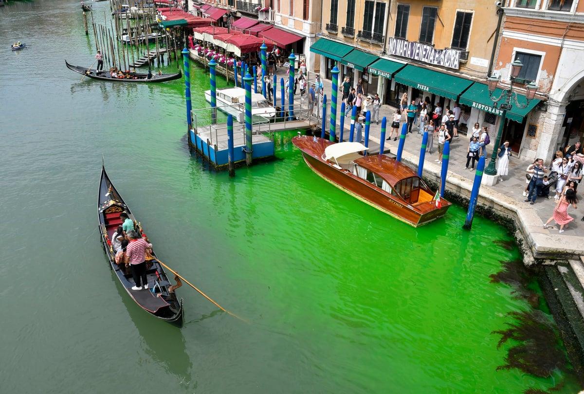 Ιταλία: Ακτιβιστές «έβαψαν πράσινη» την λιμνοθάλασσα της Βενετίας – Προσήχθησαν περισσότερα από είκοσι άτομα