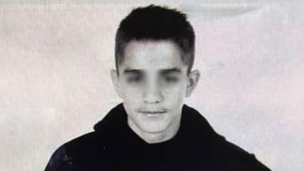 Επεισόδια στου Ρέντη: Ποινική δίωξη για απόπειρα ανθρωποκτονίας στον 18χρονο που έριξε τη φωτοβολίδα στον αστυνομικό