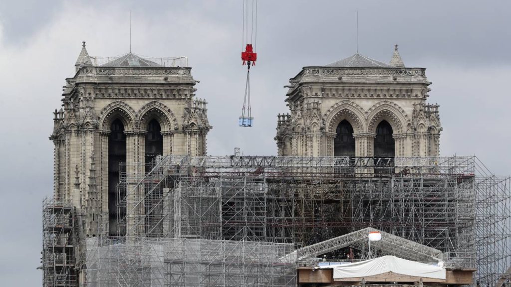 Γαλλία: Κινδυνεύουν να διακοπούν οι εργασίες αποκατάστασης της Παναγιάς των Παρισίων λόγω χρήσης μόλυβδου