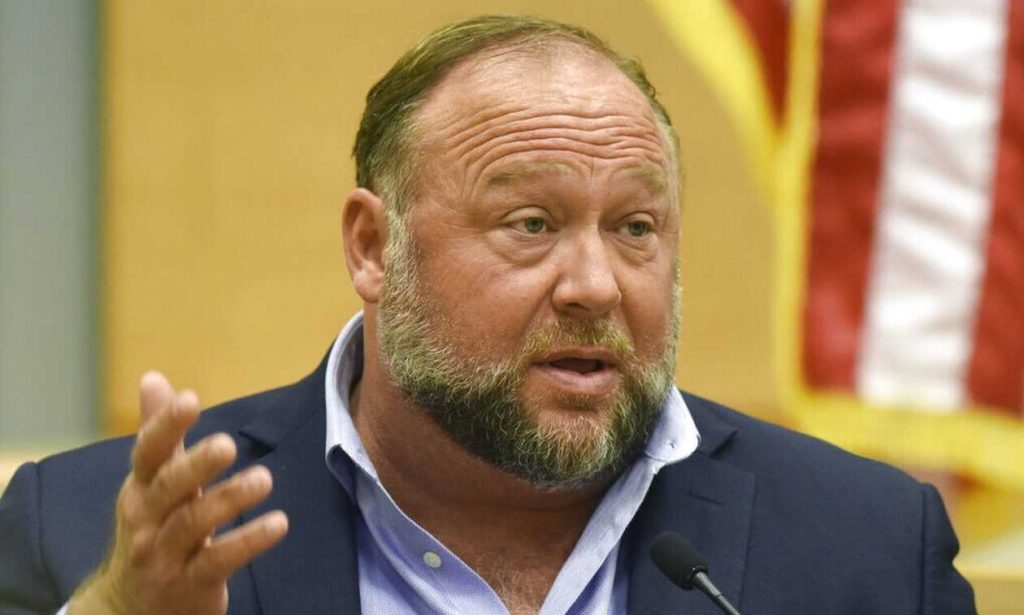 Ε.Μασκ: «O Άλεξ Τζόουνς επιστρέφει στο “Χ”»