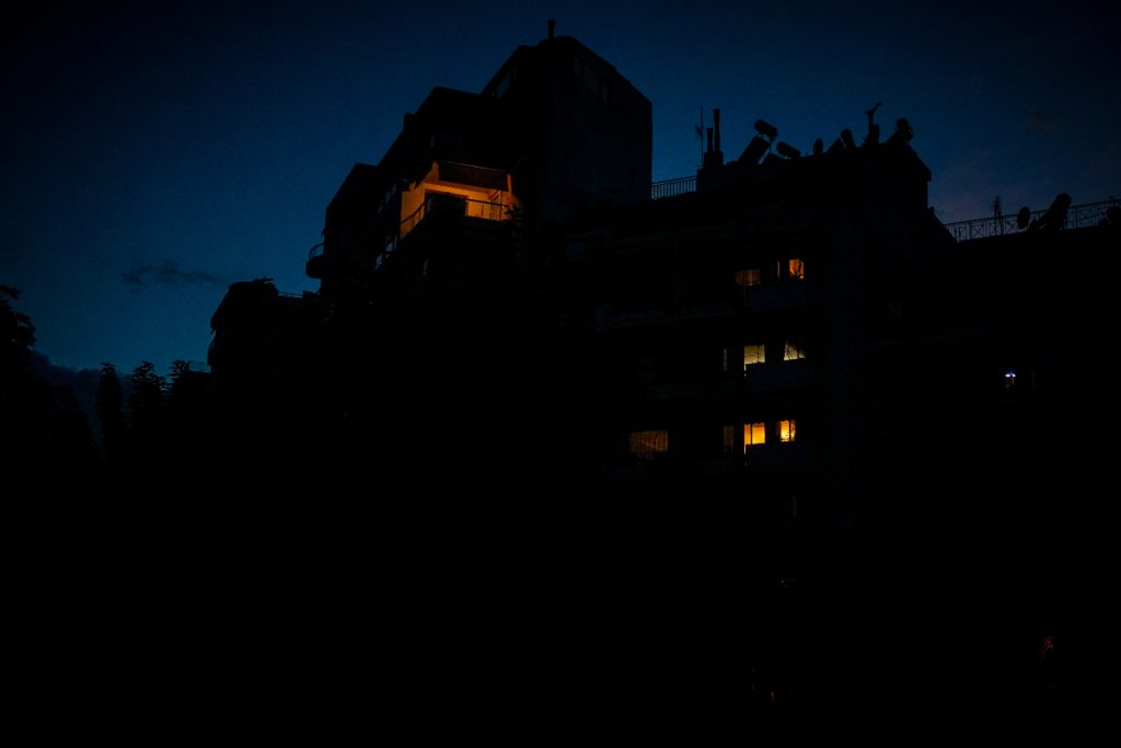 Στο σκοτάδι οκτώ χωριά της Εύβοιας – «Δεν έχει έρθει κανένα συνεργείο» λέει ο δήμαρχος