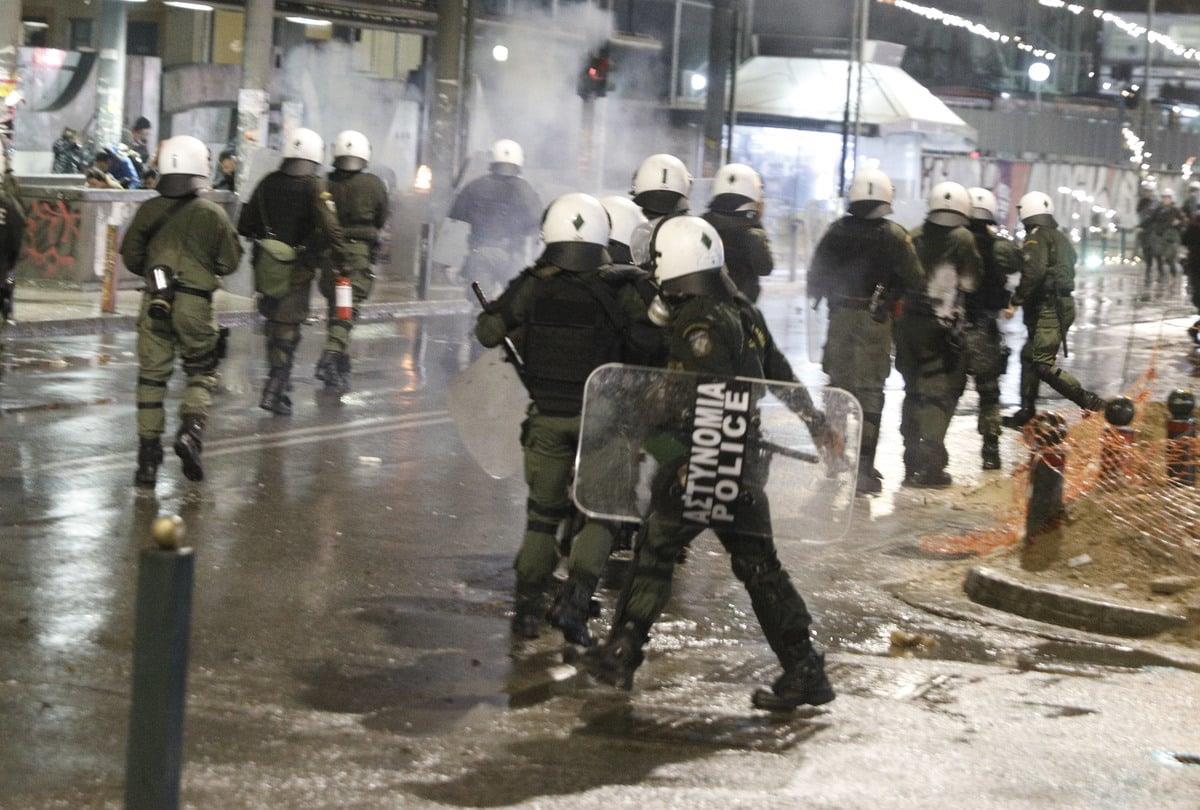 Θεσσαλονίκη: Είκοσι προσαγωγές για τα επεισόδια έξω από το ΑΠΘ – Οι τρεις μετατράπηκαν σε συλλήψεις