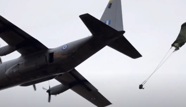 Οι αλεξιπτωτιστές της Εθνικής Φρουράς σε άλμα από ελληνικό C-130 (βίντεο)