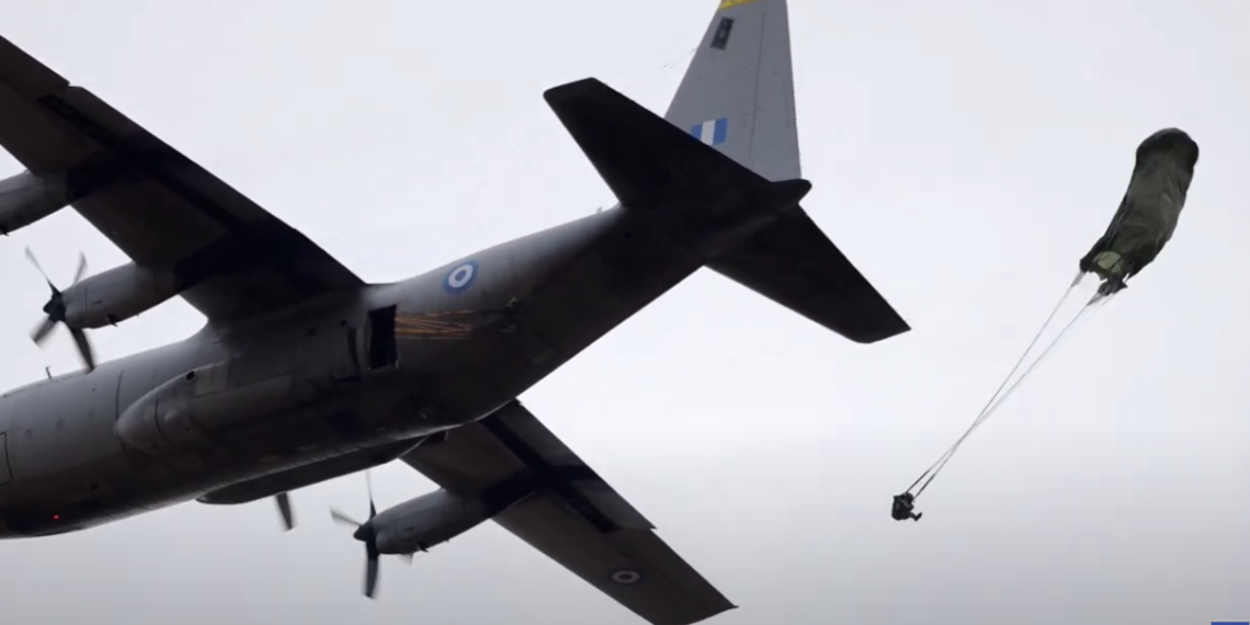 Οι αλεξιπτωτιστές της Εθνικής Φρουράς σε άλμα από ελληνικό C-130 (βίντεο)