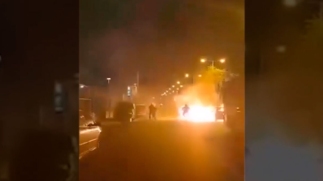 Ποιος αναφέρουν ότι είναι ο 18χρονος δράστης που έριξε την φωτοβολίδα: «Θα κάναμε επίθεση σε αστυνομικούς» (upd)