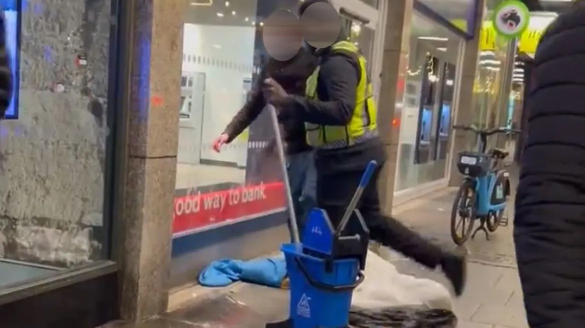 Λονδίνο: Σεκιούριτι των McDonald’s σφουγγάρισε σε σημείο που καθόταν άστεγος έξω από το κατάστημα (βίντεο)