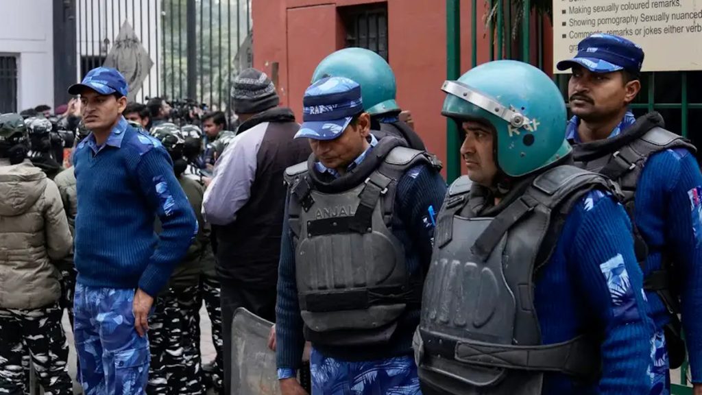 Ινδία: Η στιγμή που αστυνομικός πυροβολεί κατά λάθος γυναίκα στο κεφάλι μέσα στο Τμήμα (βίντεο)