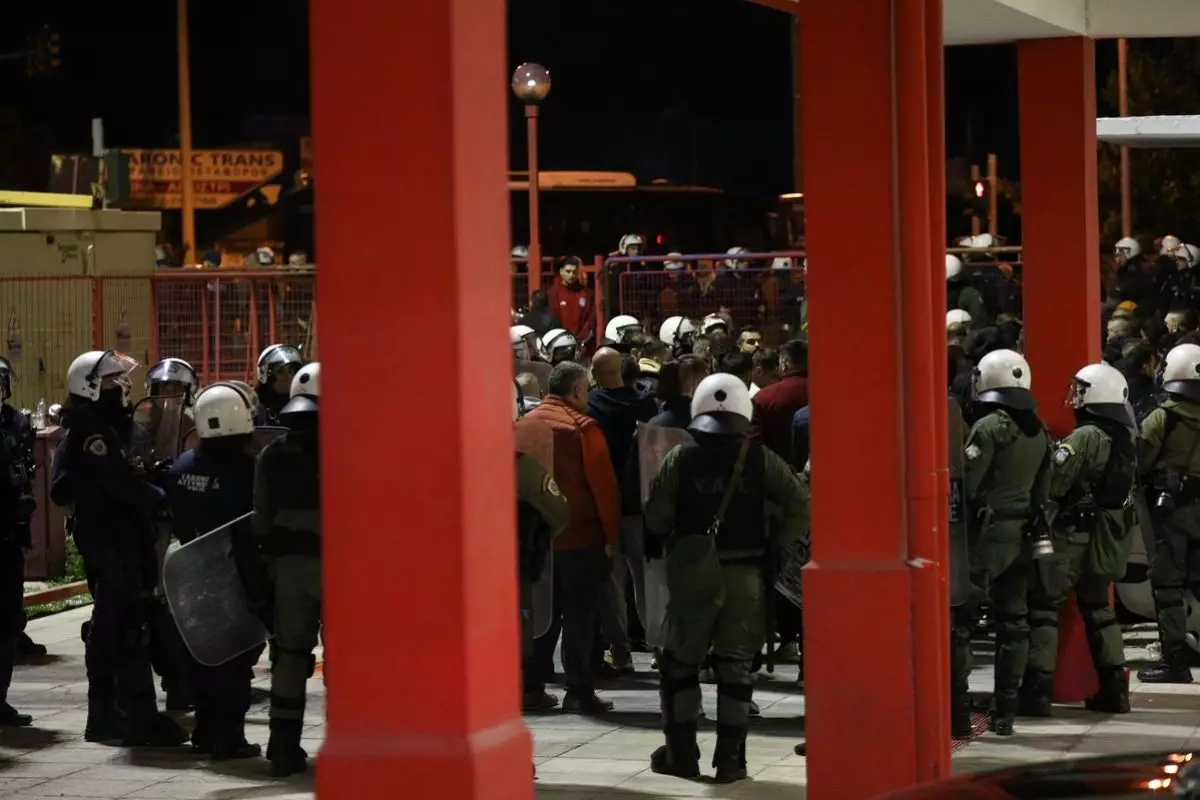 Η παραδοχή του 18χρονου συλληφθέντα μετά τα επεισόδια στου Ρέντη: «Χτύπησα αστυνομικό»