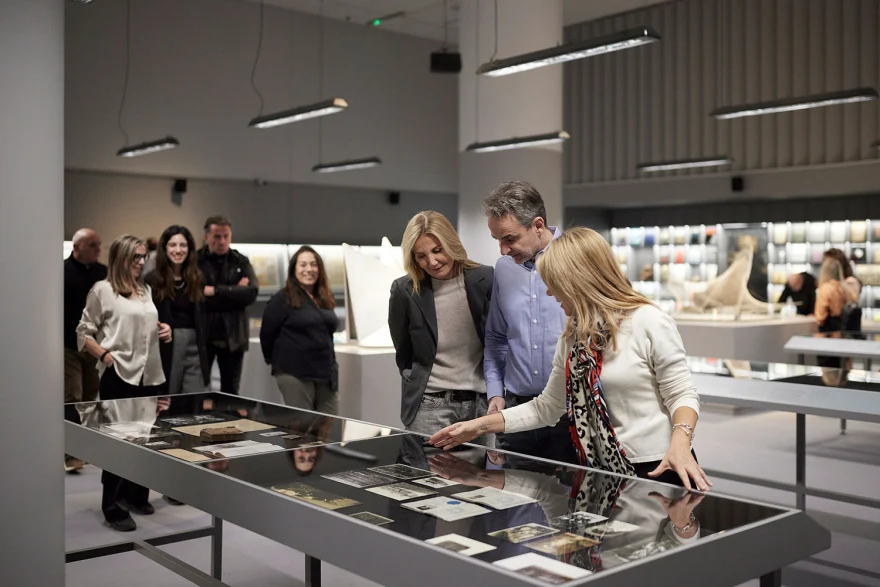 Το Εθνικό Μουσείο Σύγχρονης Τέχνης επισκέφθηκαν ο Κυριάκος Μητσοτάκης με τη Μαρέβα Γκραμπόφσκι (φωτο)