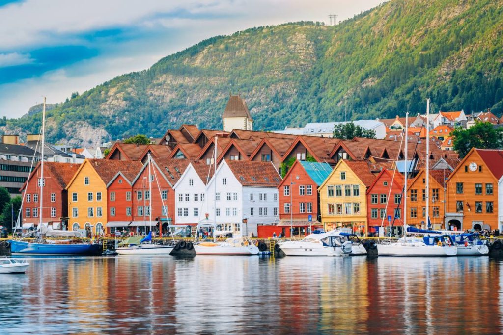 Μπέργκεν: Η πόλη της Νορβηγίας που περιβάλλεται από επτά βουνά