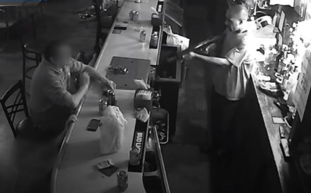 Βίντεο: Τον απειλεί ληστής με καραμπίνα μέσα σε μπαρ και αυτός ατάραχος ανάβει τσιγάρο!