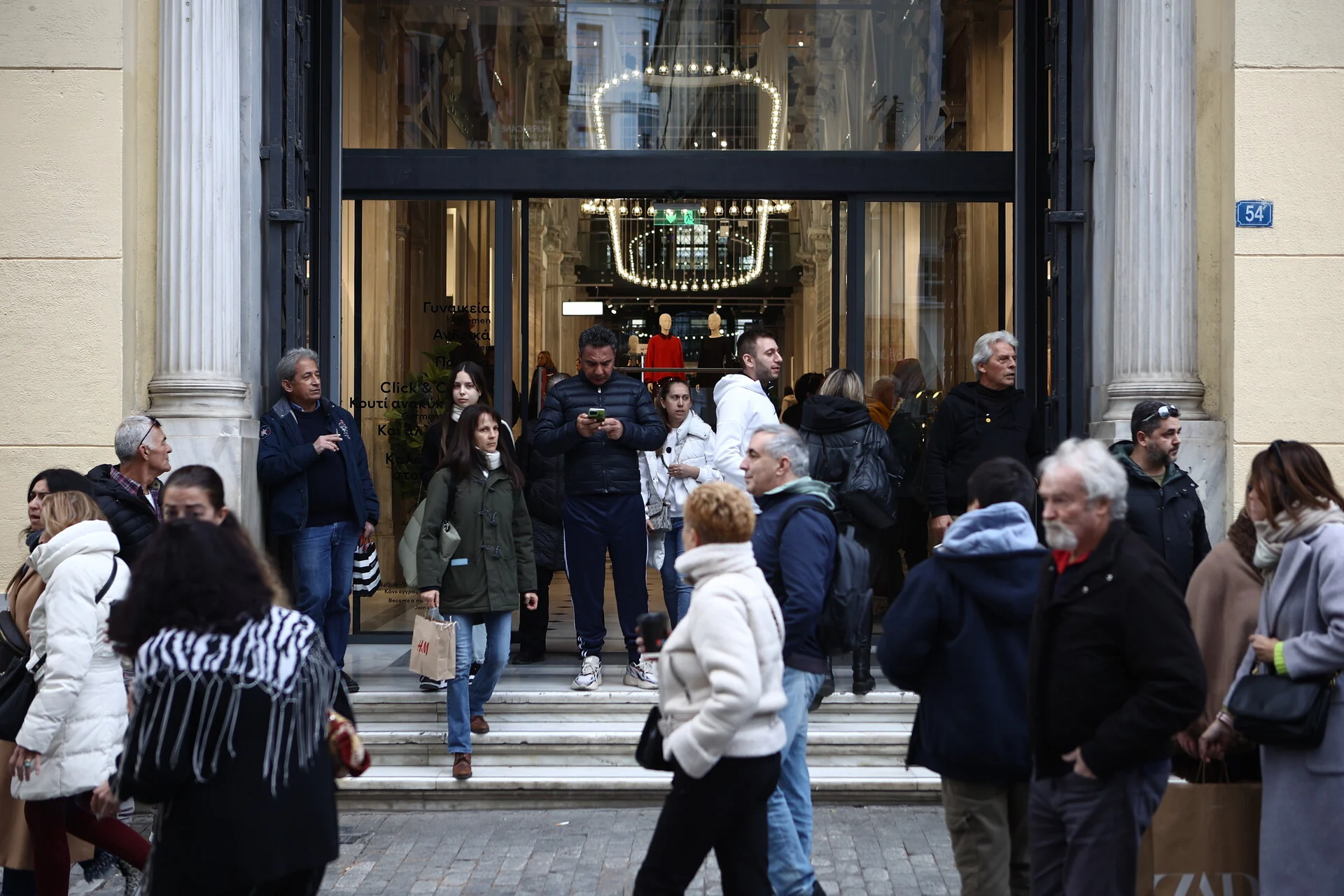 Ξεκινά αύριο το εορταστικό ωράριο – Ποιες Κυριακές θα είναι τα καταστήματα ανοιχτά