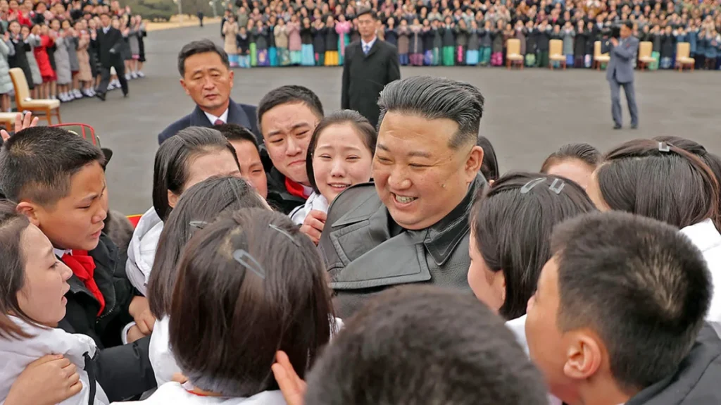 Βίντεο αποτυπώνει τις εκδηλώσεις λατρείας με αποδέκτη τον Κιμ Γιονγκ Ουν σε πρόσφατο συνέδριο