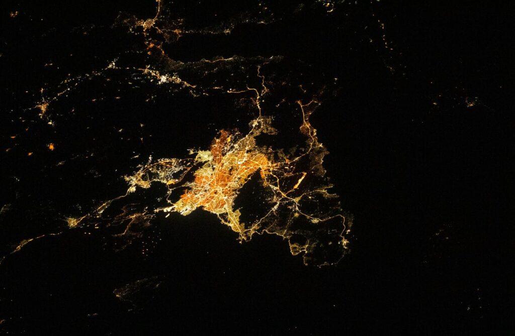 NASA: Δείτε πώς φαίνεται η νυχτερινή Αθήνα από το διάστημα – Εντυπωσιακή λήψη (φώτο)