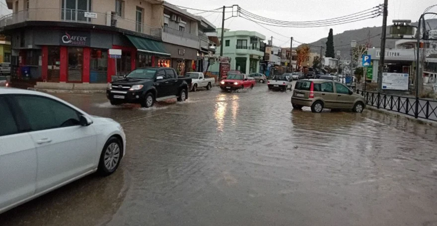Ρόδος: Προβλήματα στους δρόμους από τη βροχή – Mετατράπηκαν σε «ποτάμια»