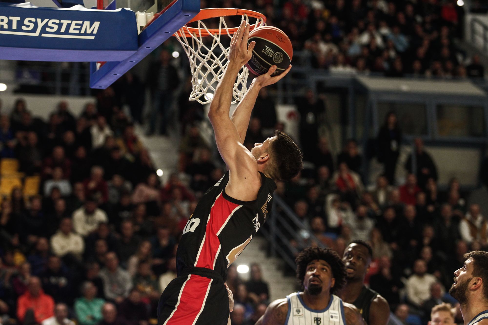 Οπαδοί του Ολυμπιακού μπήκαν κανονικά στο κλειστό της Καρδίτσας: «Κράτος δεν είναι ο πρωθυπουργός»