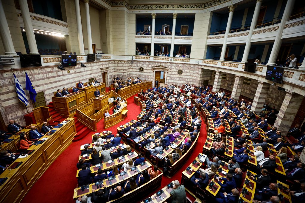 Ψηφίστηκαν από τη Βουλή νομοσχέδιο για το Ελληνικό Κτηματολόγιο και τροπολογία για το «Καλάθι του Άη Βασίλη»