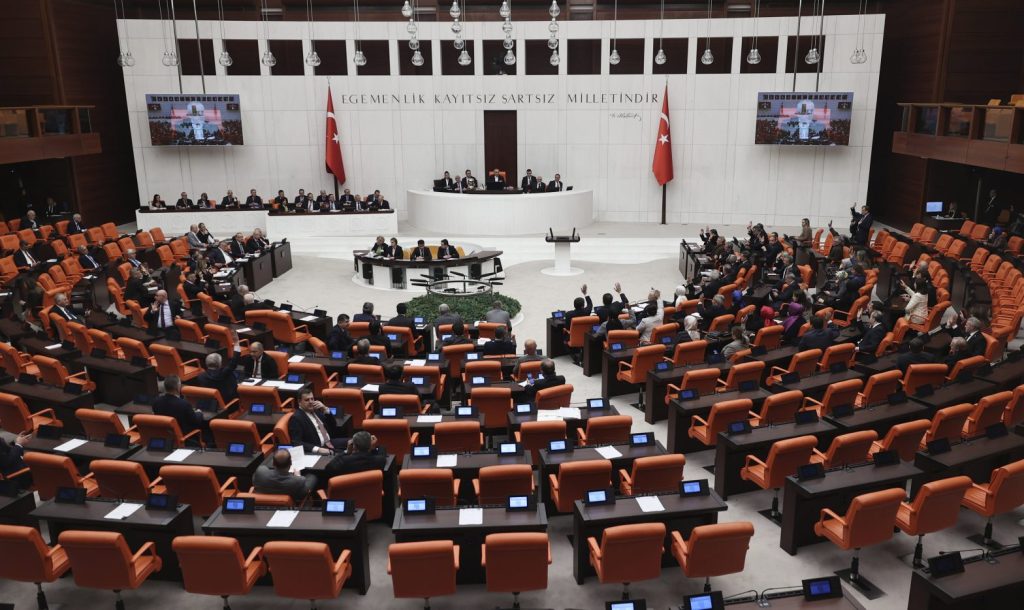 Τούρκος βουλευτής έπαθε καρδιακή προσβολή και κατέρρευσε μέσα στο κοινοβούλιο (βίντεο)