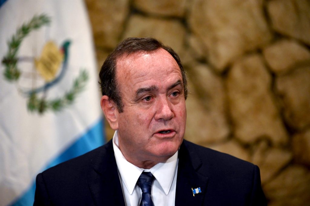 Γουατεμάλα: Ο απερχόμενος πρόεδρος επέκρινε τις ΗΠΑ για «ενέργειες εκφοβισμού» λόγω ταξιδιωτικών περιορισμών σε συμπατριώτες του