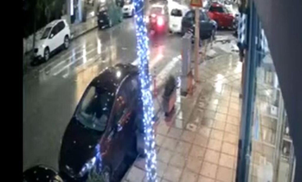 Θεσσαλονίκη: Οδηγός ταξί έπεσε πάνω σε παρκαρισμένα αυτοκίνητα και έγινε «καπνός» (βίντεο)
