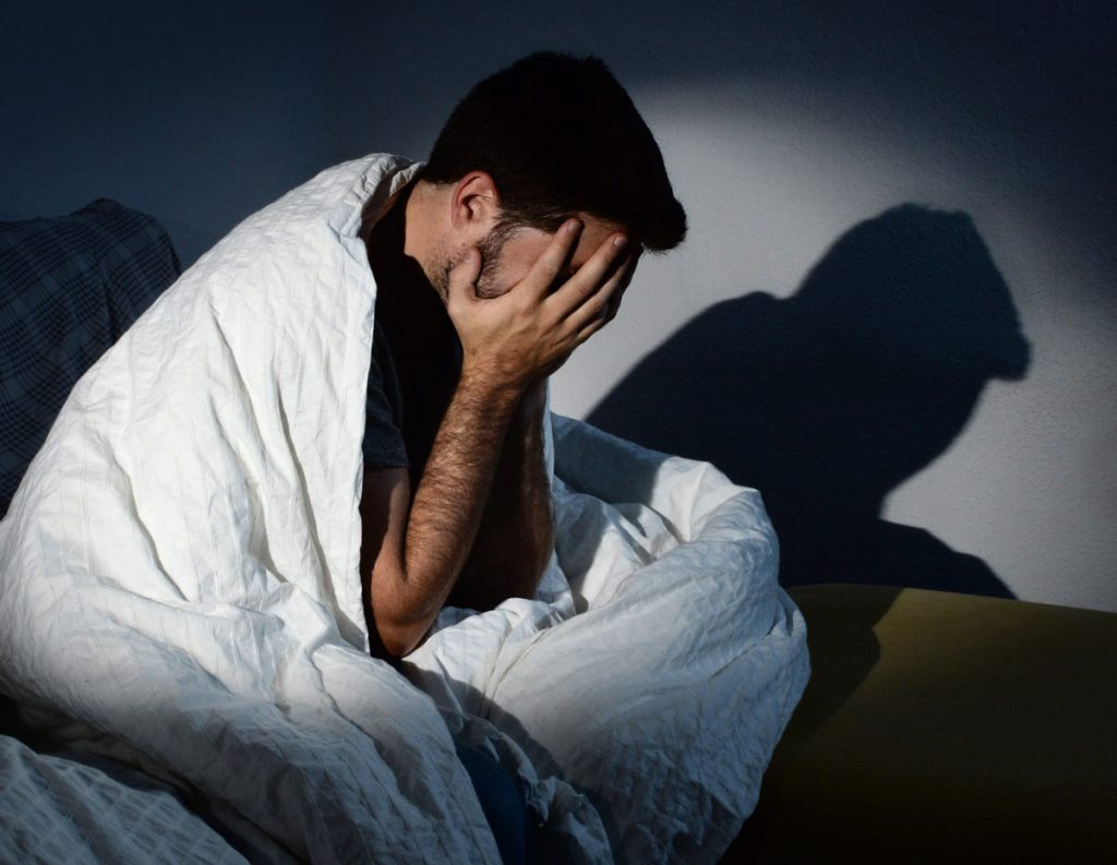 Για ποιο λόγο όταν ξυπνάμε δυσκολευόμαστε να ξανακοιμηθούμε; – Το λάθος που κάνουμε όλοι μας