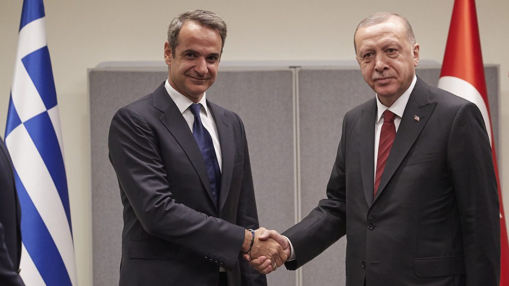 Πώς η κυβέρνηση χρησιμοποιεί την υπόθεση της οπαδικής βίας για να μην λογοδοτήσει για τα ελληνοτουρκικά