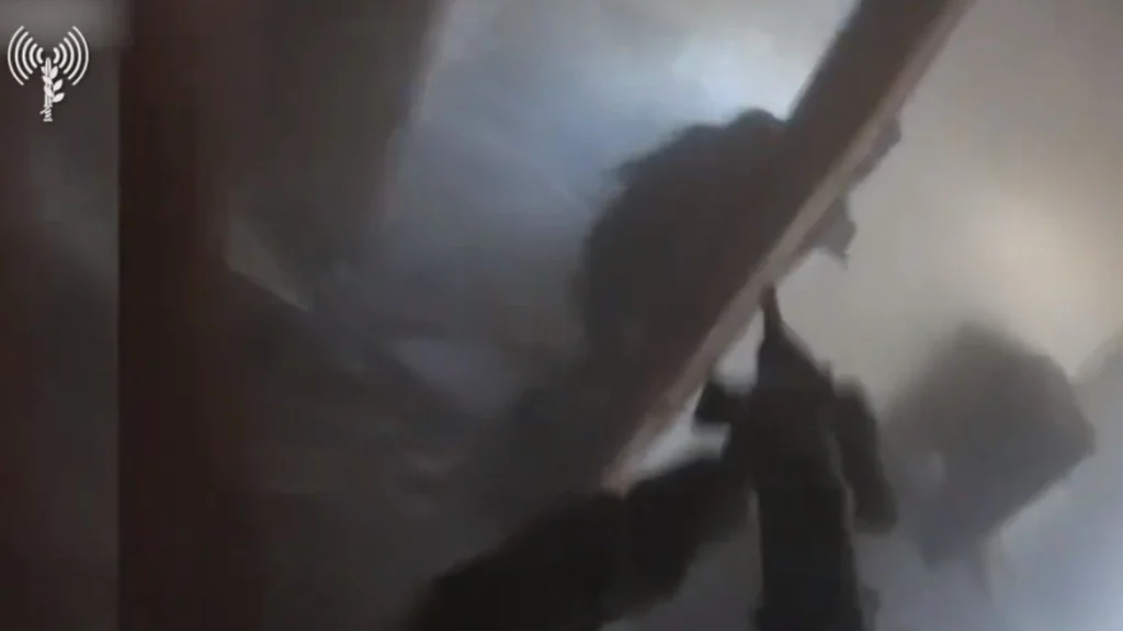 Γάζα: Ισραηλινός στρατιώτης δέχεται κτύπημα από χειροβομβίδα αλλά σκοτώνει δύο μαχητές της Χαμάς (βίντεο)