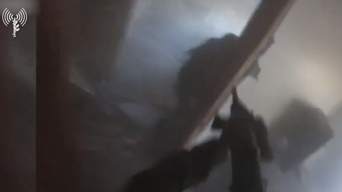 Γάζα: Ισραηλινός στρατιώτης δέχεται κτύπημα από χειροβομβίδα αλλά σκοτώνει δύο μαχητές της Χαμάς (βίντεο)