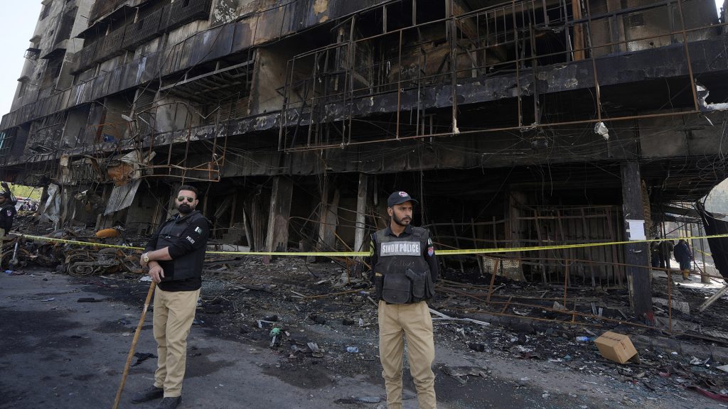 Πακιστάν: Τουλάχιστον 24 νεκροί από επίθεση αυτοκτονίας κατά κτιρίου του Στρατού