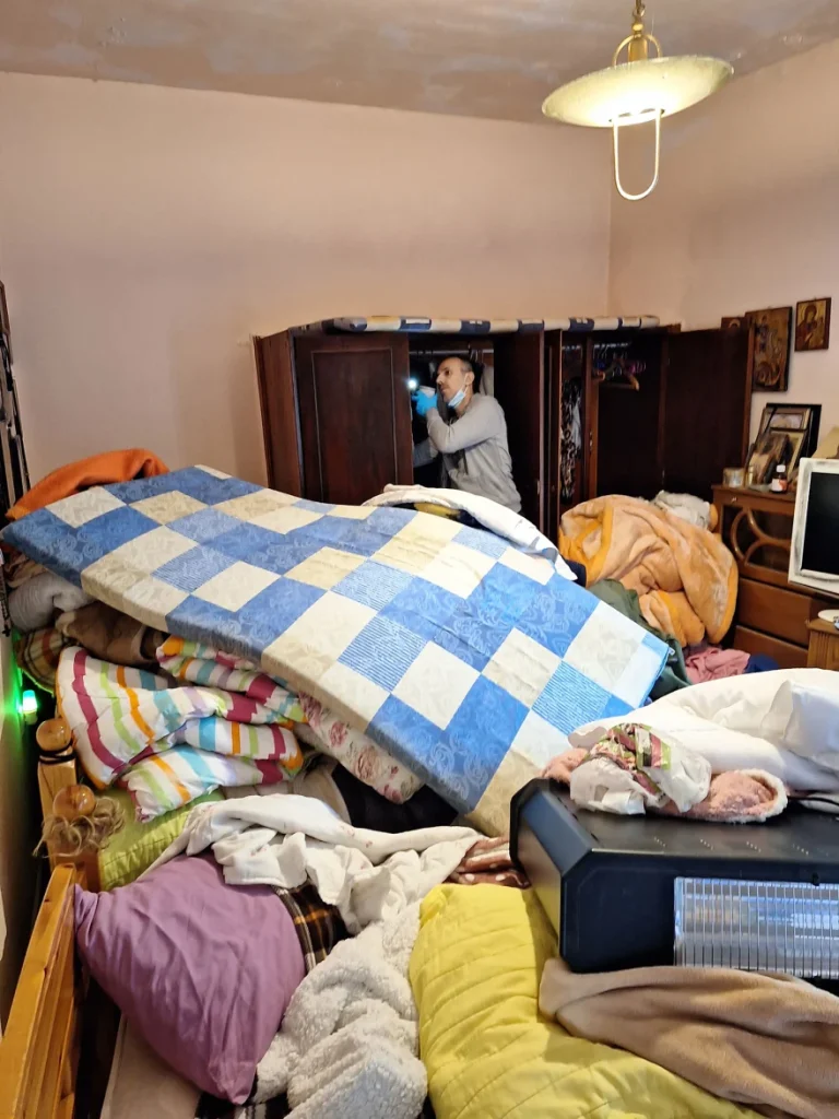 Ληστές εισέβαλαν σε σπίτι στη Σαλαμίνα και άρπαξαν 15.000€ – «Δώστε μας χρήματα γιατί θα σας σκοτώσουμε» (φωτο)