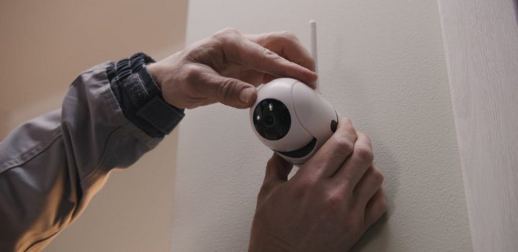 Bριλήσσια: «Τον φοβάμαι – Παίρνω διαζύγιο» λέει η σύζυγος του κομμωτή που είχε βάλει κρυφές κάμερες σε μαγαζί και σπίτι