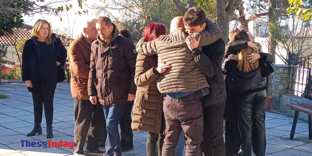 Θεσσαλονίκη: Θρήνος στην κηδεία της 50χρονης που κατασπάραξαν τα σκυλιά (βίντεο)