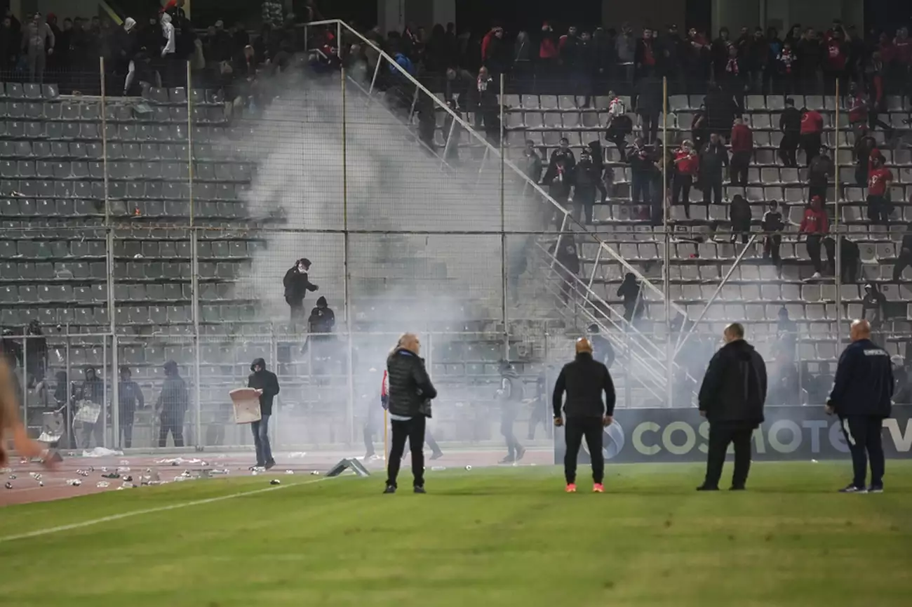 Στα… μαλακά ο Ολυμπιακός: Τιμωρήθηκε με πρόστιμο 80.000 ευρώ για το παιχνίδι με τον Βόλο στο Πανθεσσαλικό