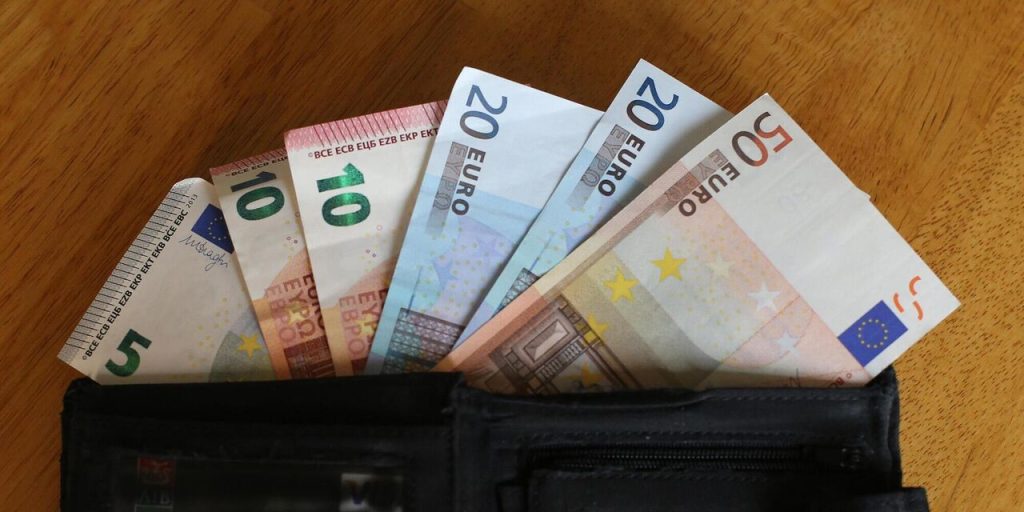 «Τέλος» οι συναλλαγές με μετρητά για ποσά άνω των 500 ευρώ – Οι «καμπάνες» για τις επιχειρήσεις