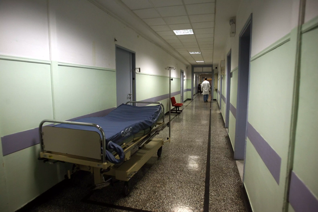 Οι πολίτες υποφέρουν (και…) στα νοσοκομεία και οι διοικητές παίρνουν αύξηση 74% στους μισθούς τους από την κυβέρνηση