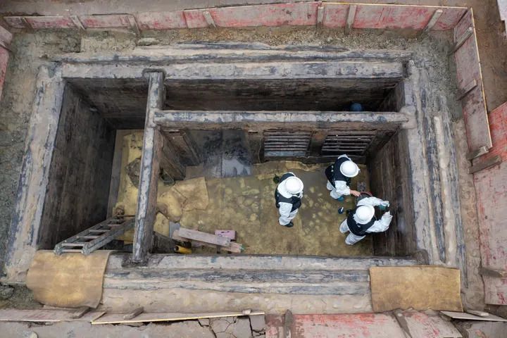 Κίνα: Αρχαιολόγοι άνοιξαν για πρώτη φορά αρχαίο τάφο 2.100 ετών (φώτο-βίντεο)