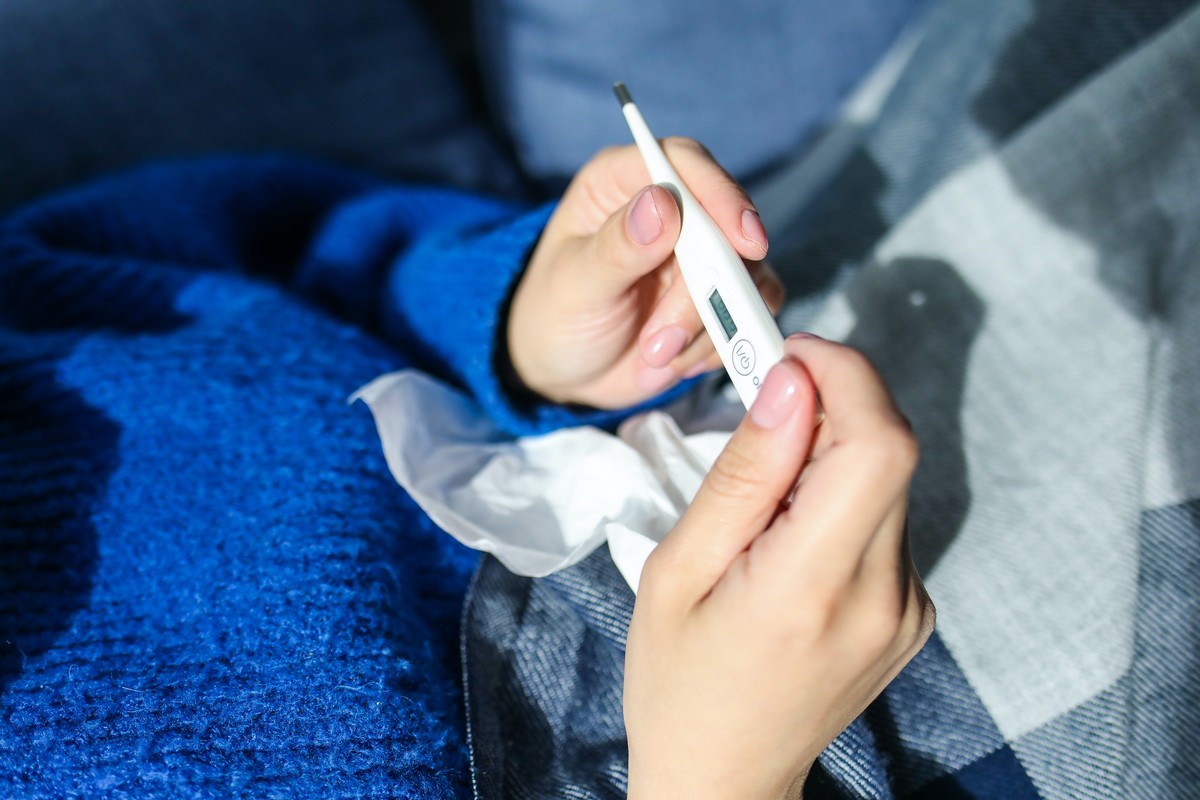 Πυρετός στους ενήλικες: Οι αιτίες και τα συνοδά συμπτώματα – Πότε να ανησυχείτε