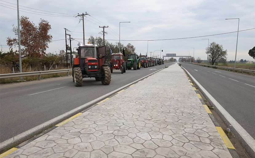 Βγήκαν στους δρόμους οι αγρότες στην Λάρισα (φώτο-βίντεο)