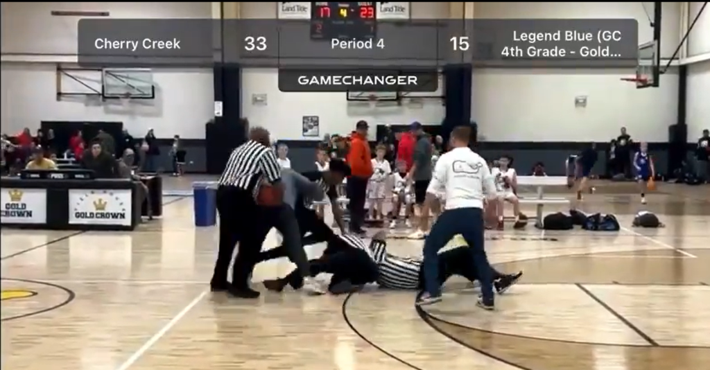 Έκαναν… ρινγκ το παρκέ: Άγριο ξύλο μεταξύ διαιτητών σε αγώνα μπάσκετ παιδιών δημοτικού στις ΗΠΑ (βίντεο)