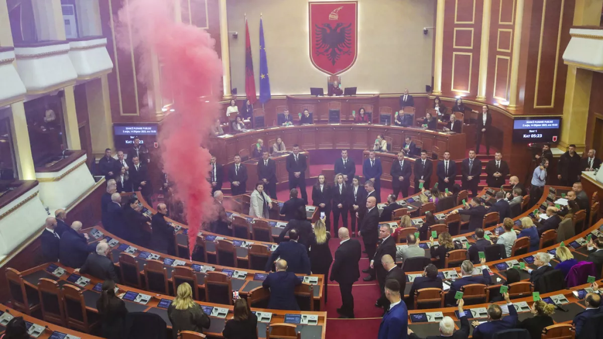 Πεδίο μάχης και πάλι το αλβανικό κοινοβούλιο λόγω της συμφωνίας για το μεταναστευτικό με την Ιταλία (βίντεο)