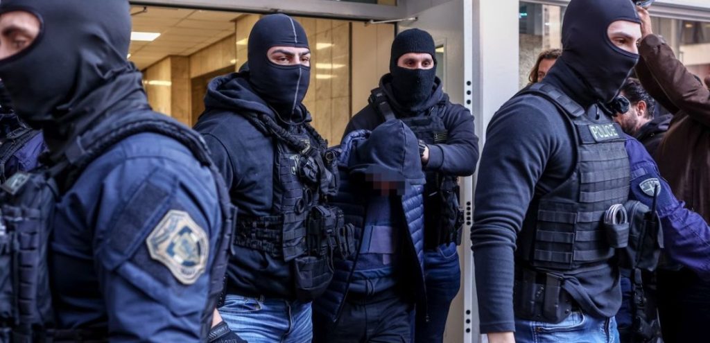 Επεισόδια στου Ρέντη: Απολογείται σήμερα ο 18χρονος – Σε αιμοκάθαρση υποβλήθηκε ο αστυνομικός