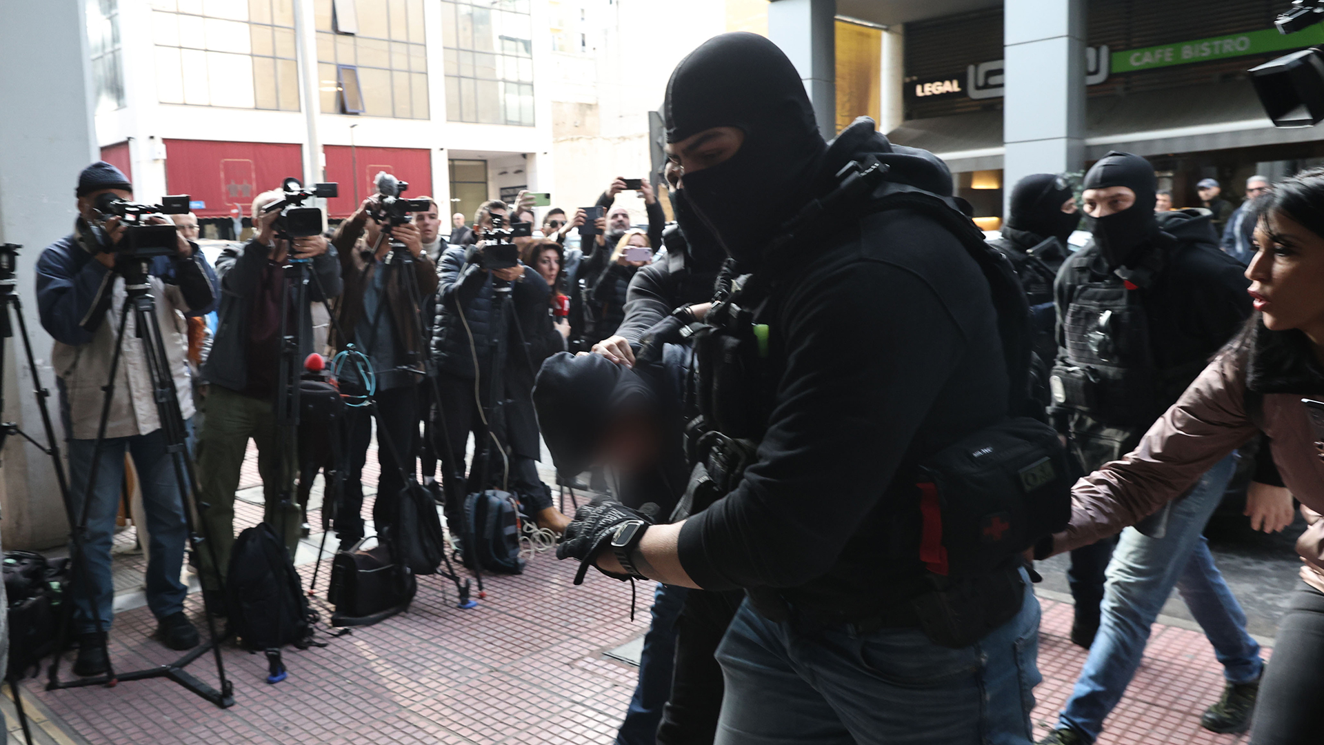 Επεισόδια στου Ρέντη: Προφυλακίστηκε ο 18χρονος που έριξε τη ναυτική φωτοβολίδα στον αστυνομικό