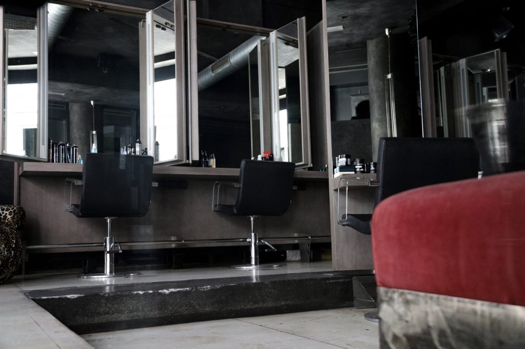 Βριλήσσια: Δικηγόρος κομμωτή – «Δεν έχει διαρρεύσει τίποτα από το υλικό που είχε στο κινητό του»