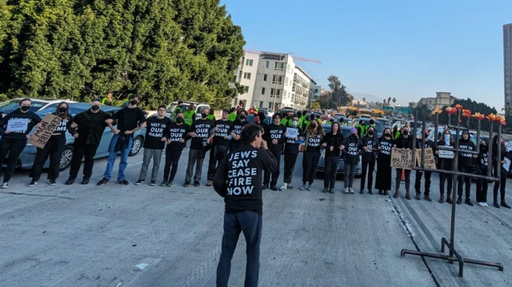Δεκάδες διαδηλωτές απέκλεισαν αυτοκινητόδρομο στο Λος Άντζελες με αίτημα την κατάπαυση του πυρός στη Γάζα