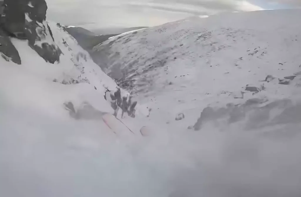 Η τρομακτική στιγμή που σκιέρ παρασύρεται από χιονοστιβάδα στο Mount Washington (βίντεο)