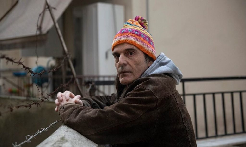 «Έφυγε» από τη ζωή σε ηλικία 58 ετών ο Γ.Τόλιος – Ήταν ο ντράμερ του θρυλικού συγκροτήματος «Τρύπες»