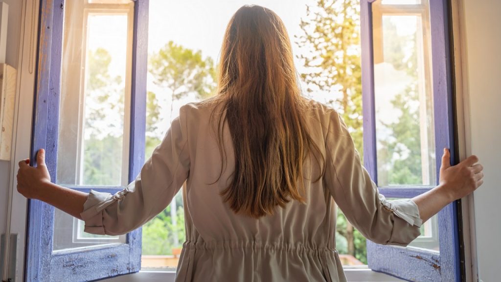 Δείτε για ποιο λόγο πρέπει να αφήνετε ανοιχτά τα παράθυρα τον χειμώνα