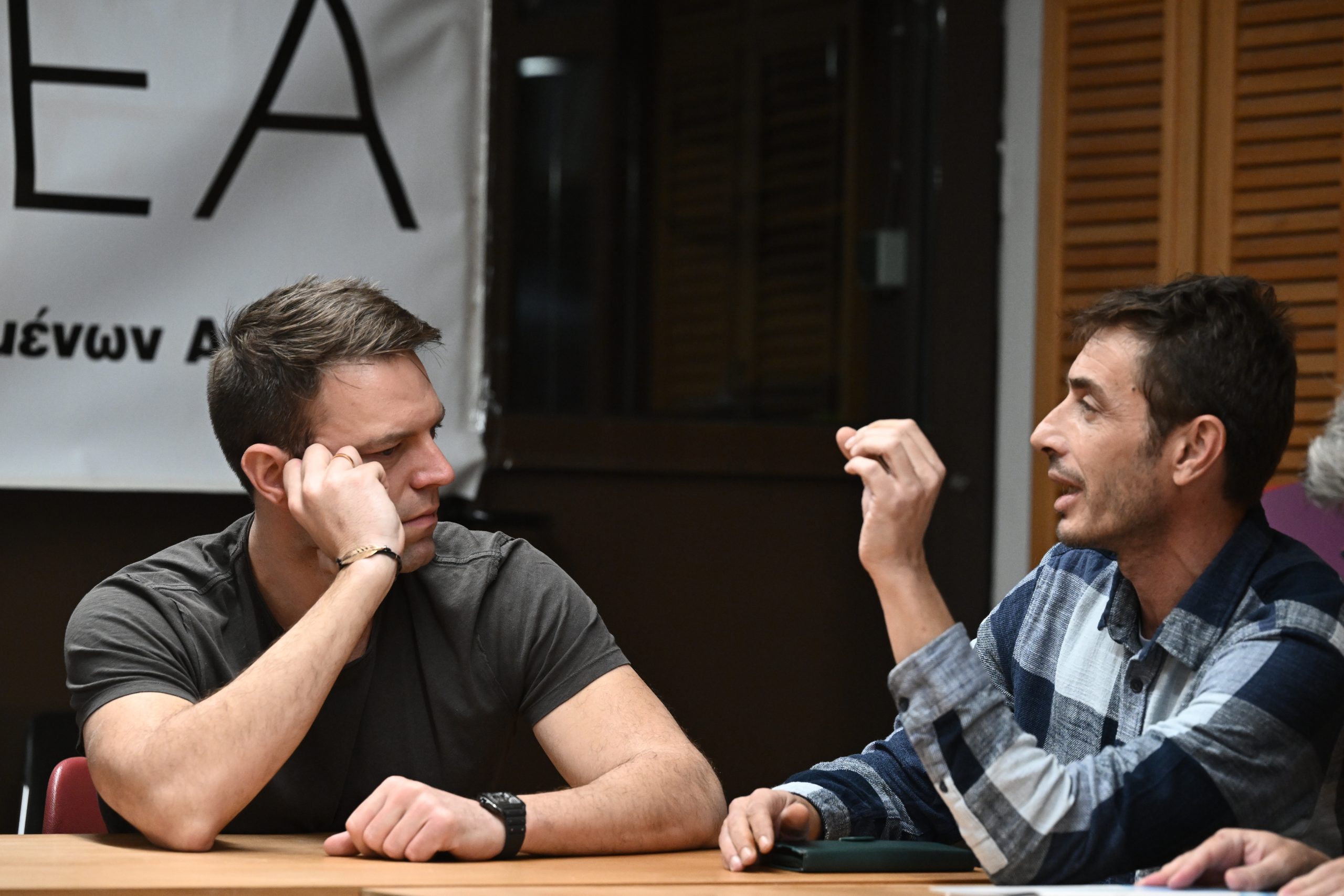 Ο Σ.Κασσελάκης έβγαλε εκτός από τη συνάντησή του με εργαζόμενους του ΚΕΕΘΑ απρόσκλητο διοικητή (βίντεο)